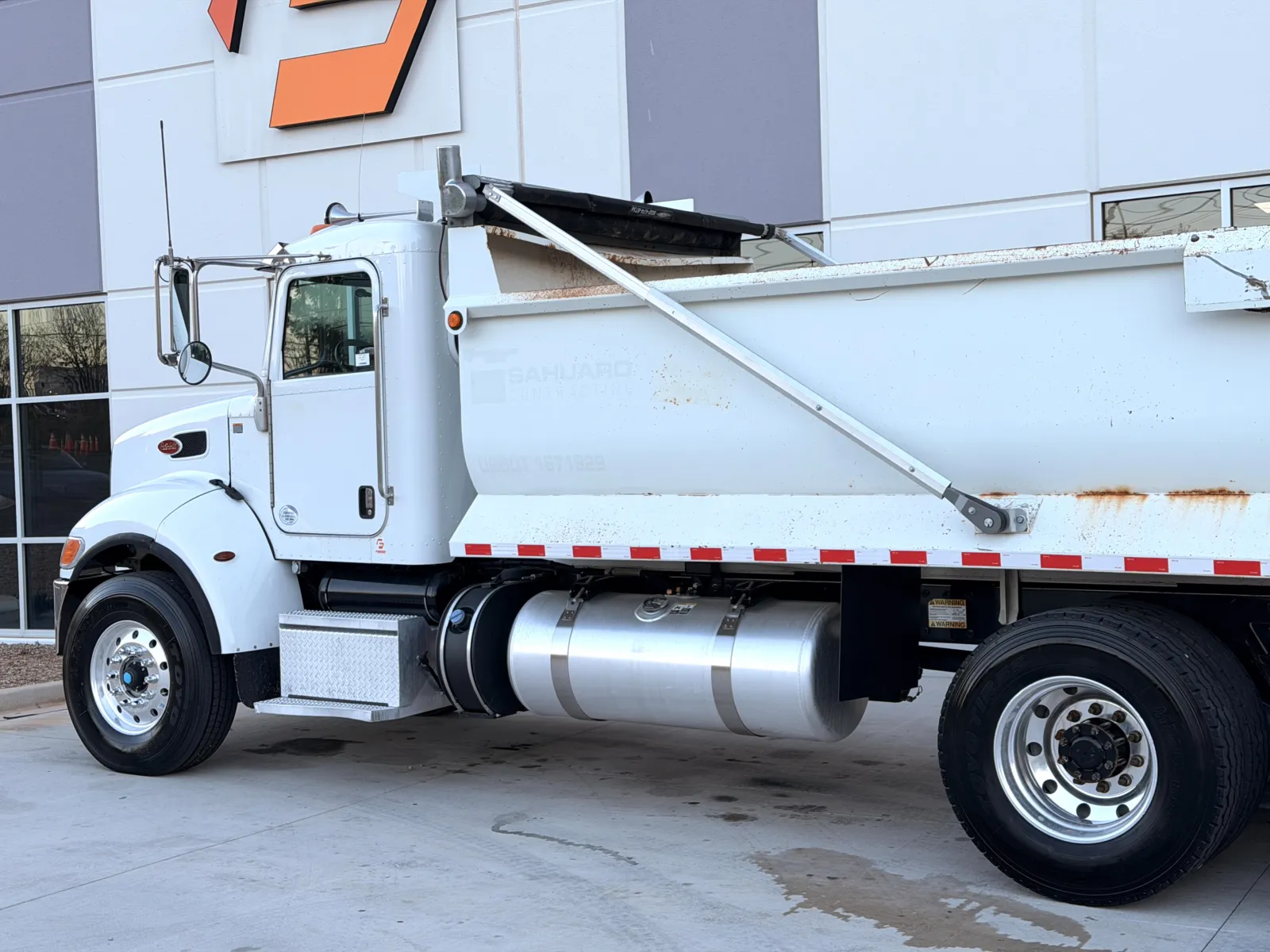 2018 Peterbilt 348 - image 9