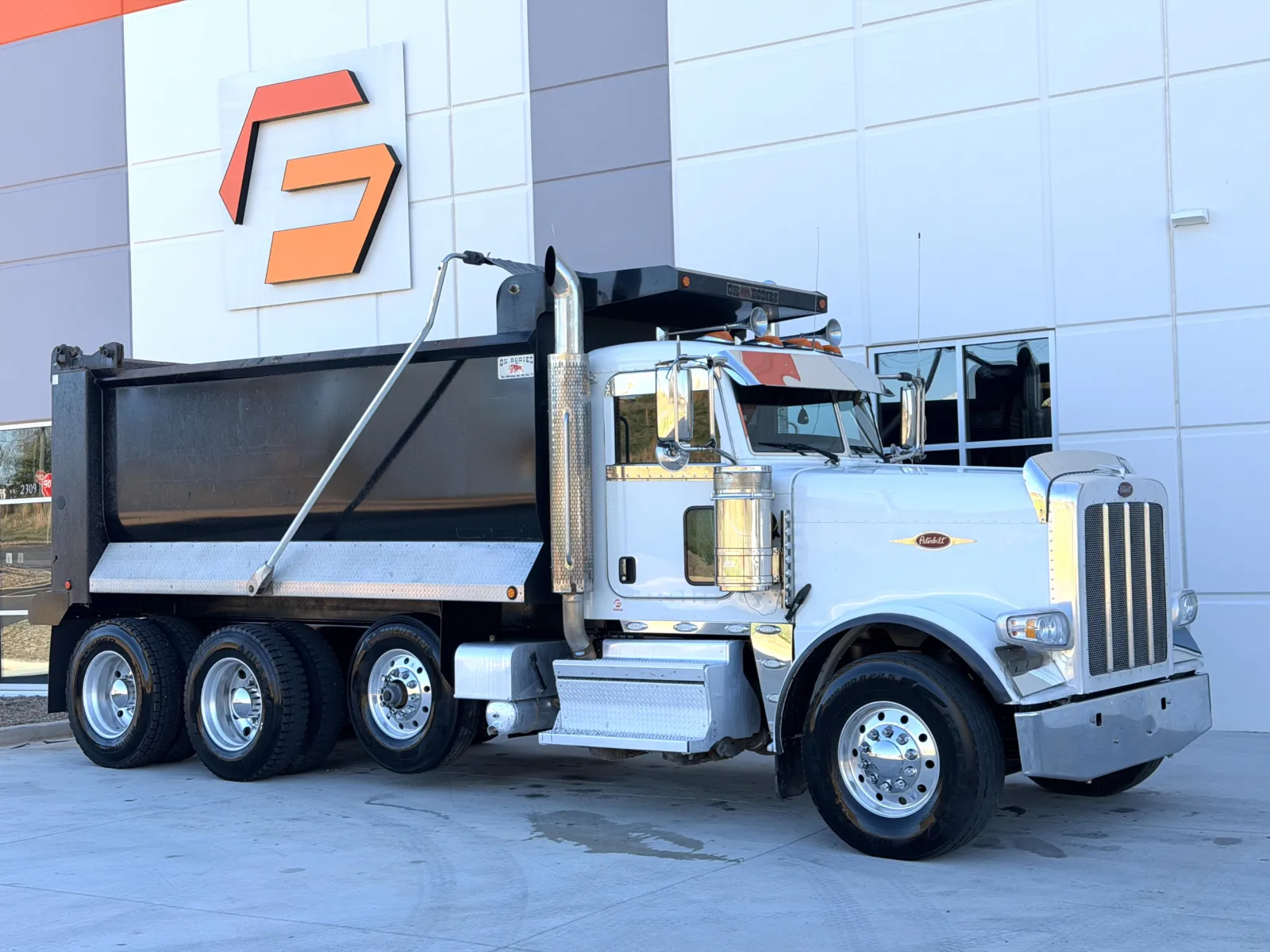 2021 Peterbilt 389 - image 2