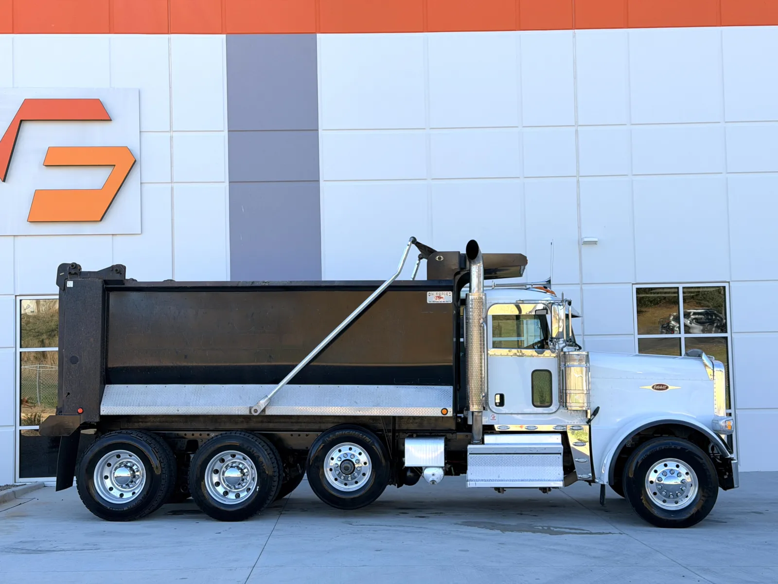 2021 Peterbilt 389 - image 4