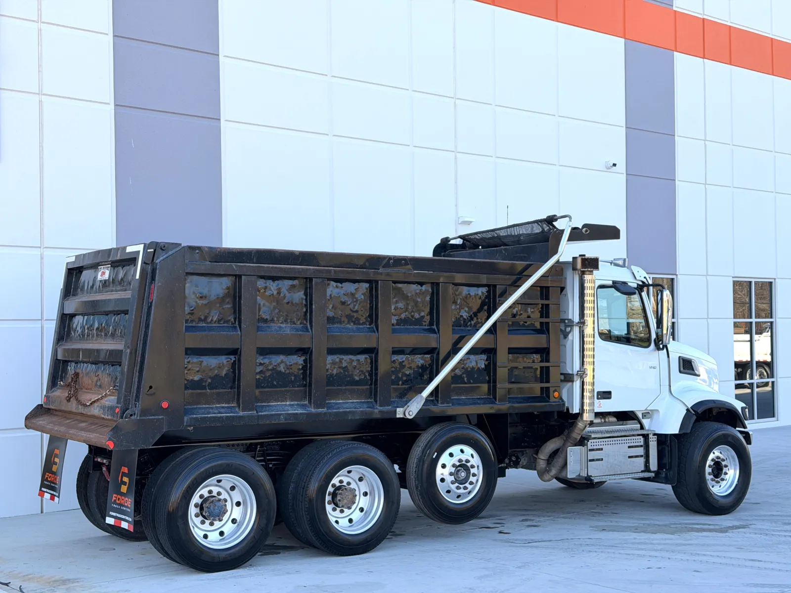 2022 Volvo VHD 300 - image 6