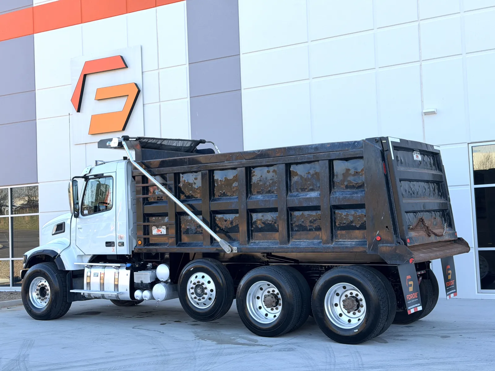 2022 Volvo VHD 300 - image 7