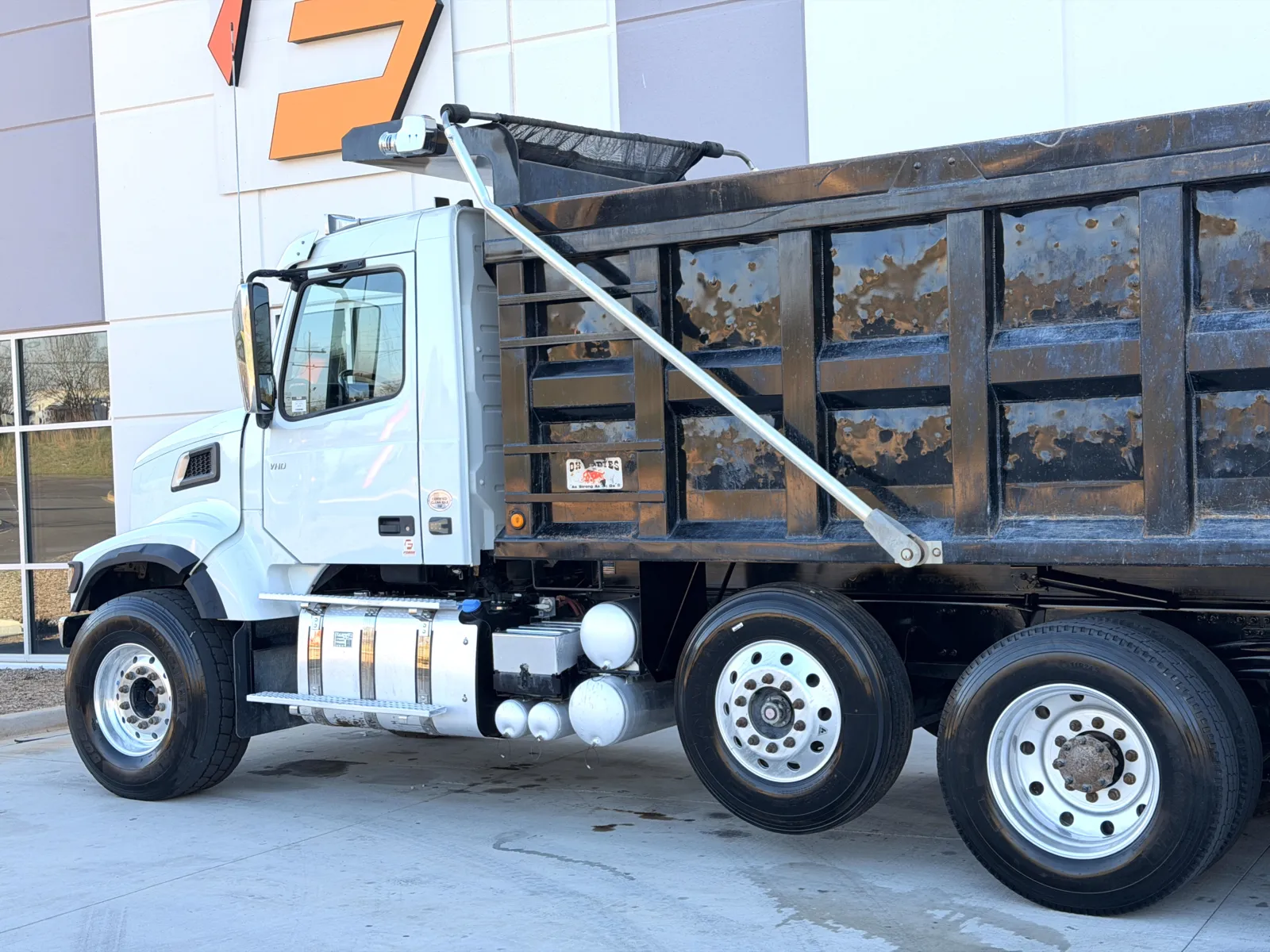 2022 Volvo VHD 300 - image 9