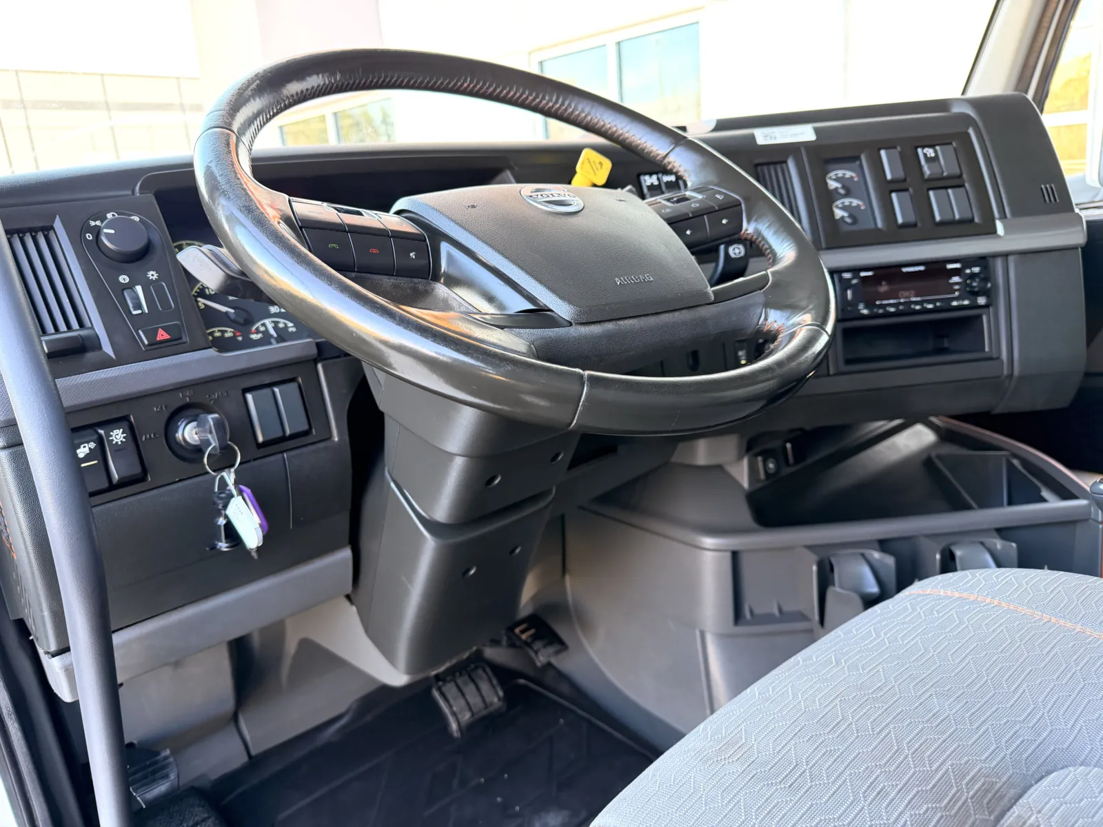2022 Volvo VHD 300 - image 16