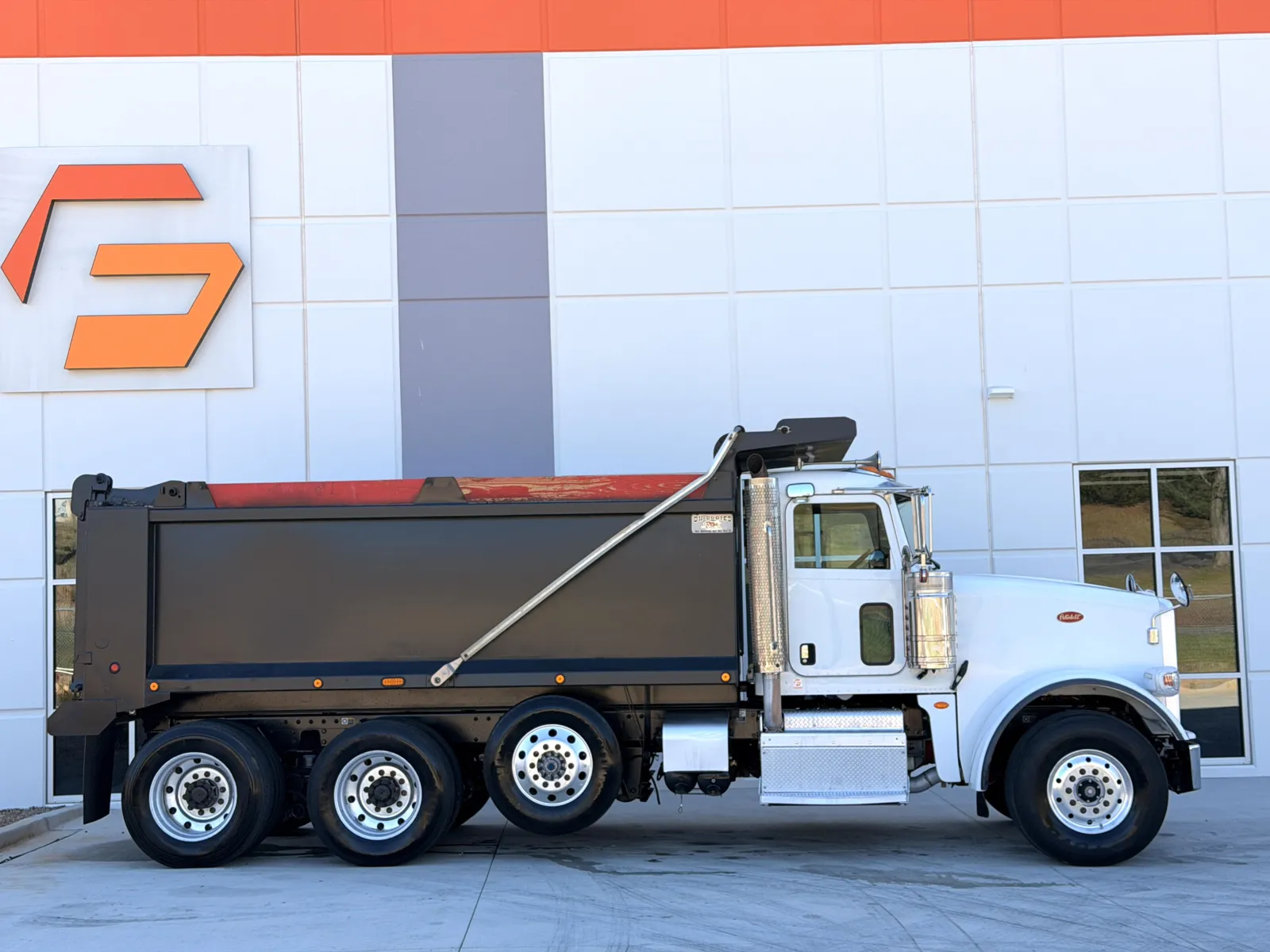 2016 Peterbilt - image 4