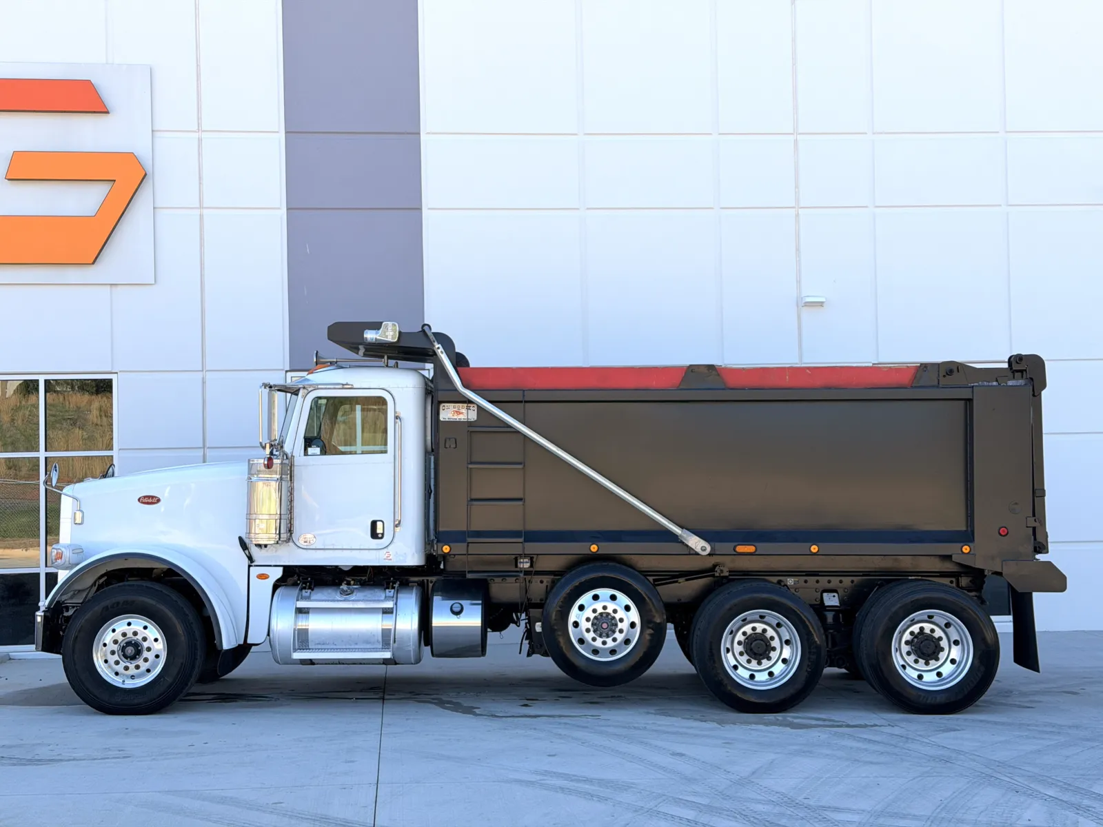 2016 Peterbilt - image 5