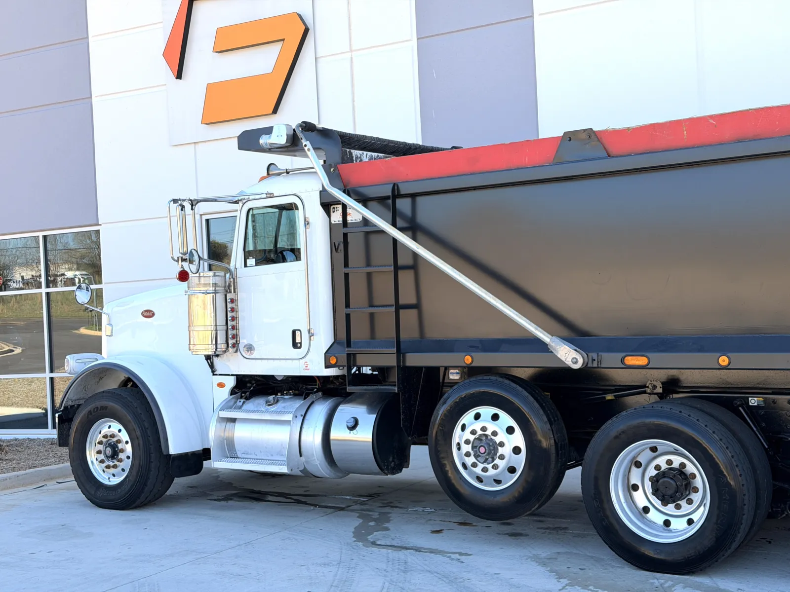 2016 Peterbilt - image 9