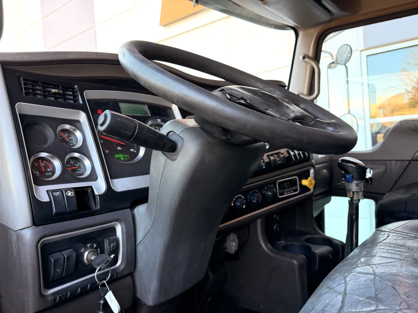 2015 Kenworth T800 - image 16