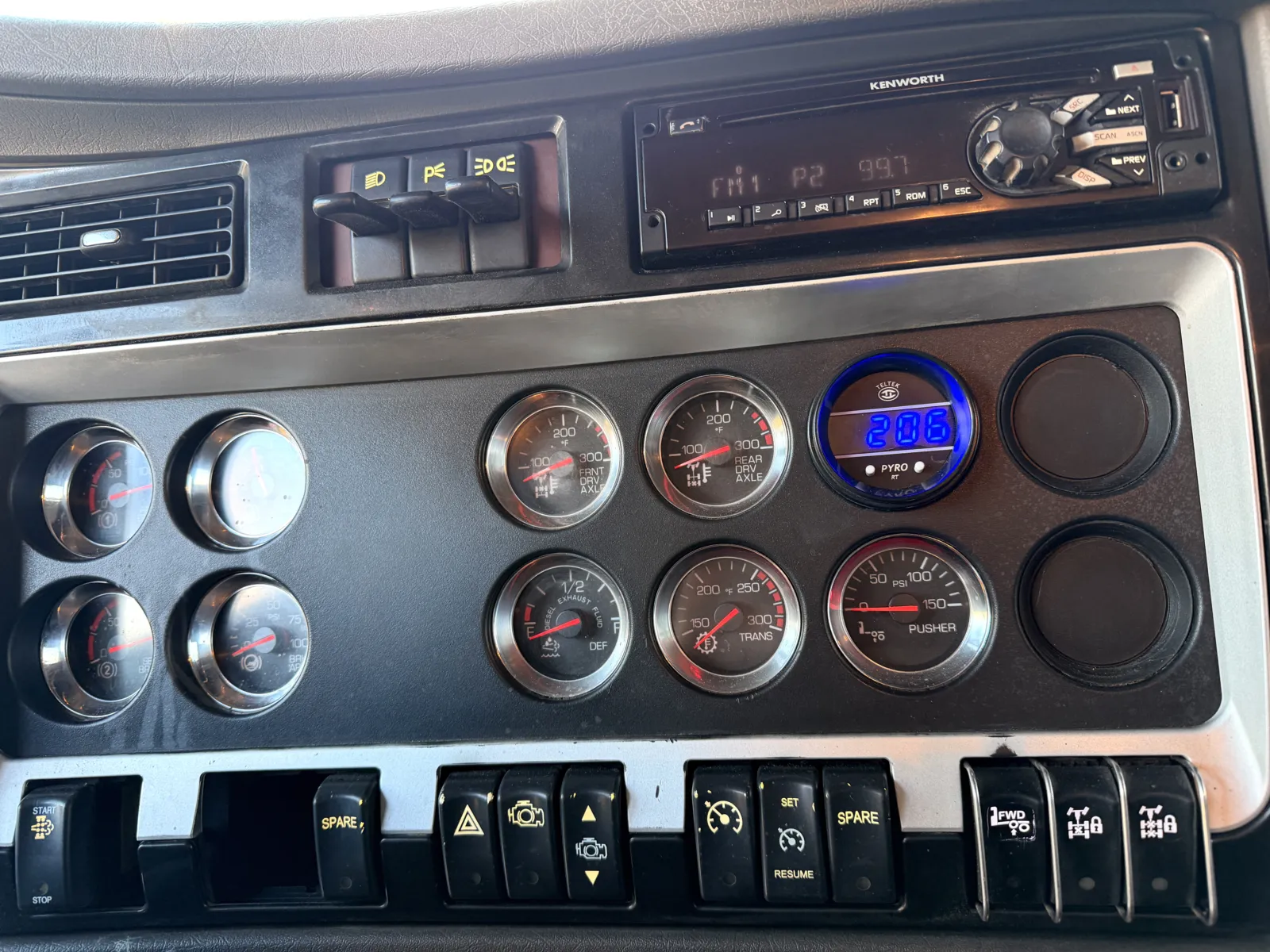 2015 Kenworth T800 - image 19