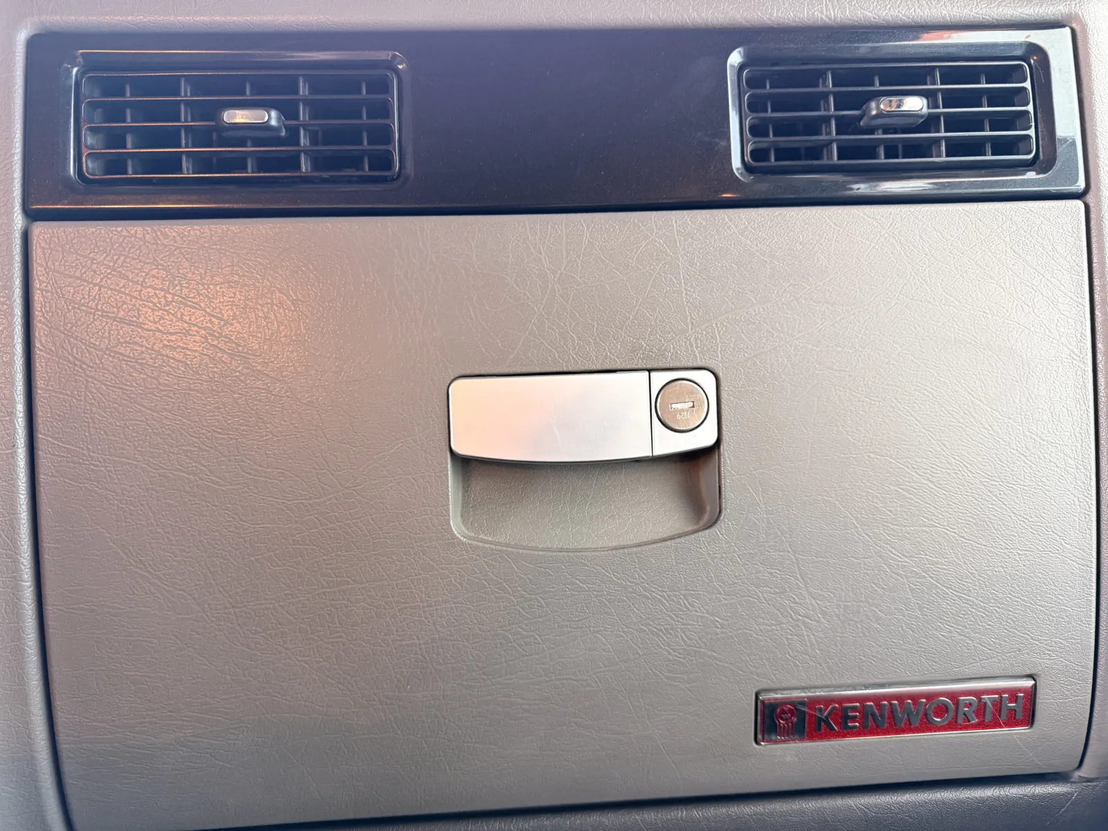 2015 Kenworth T800 - image 20