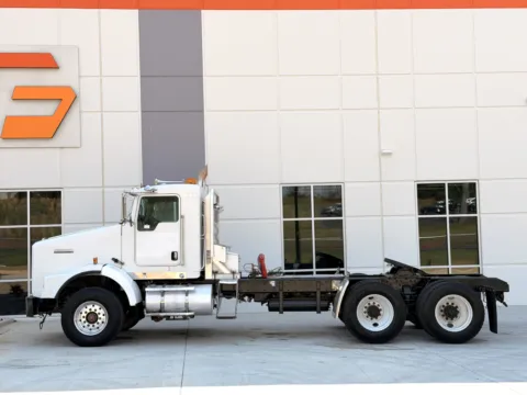 More photos of 2009 KENWORTH T800 at Forge Truck Centers - South Carolina, SC