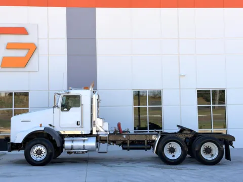 More photos of 2009 KENWORTH T800 at Forge Truck Centers - South Carolina, SC