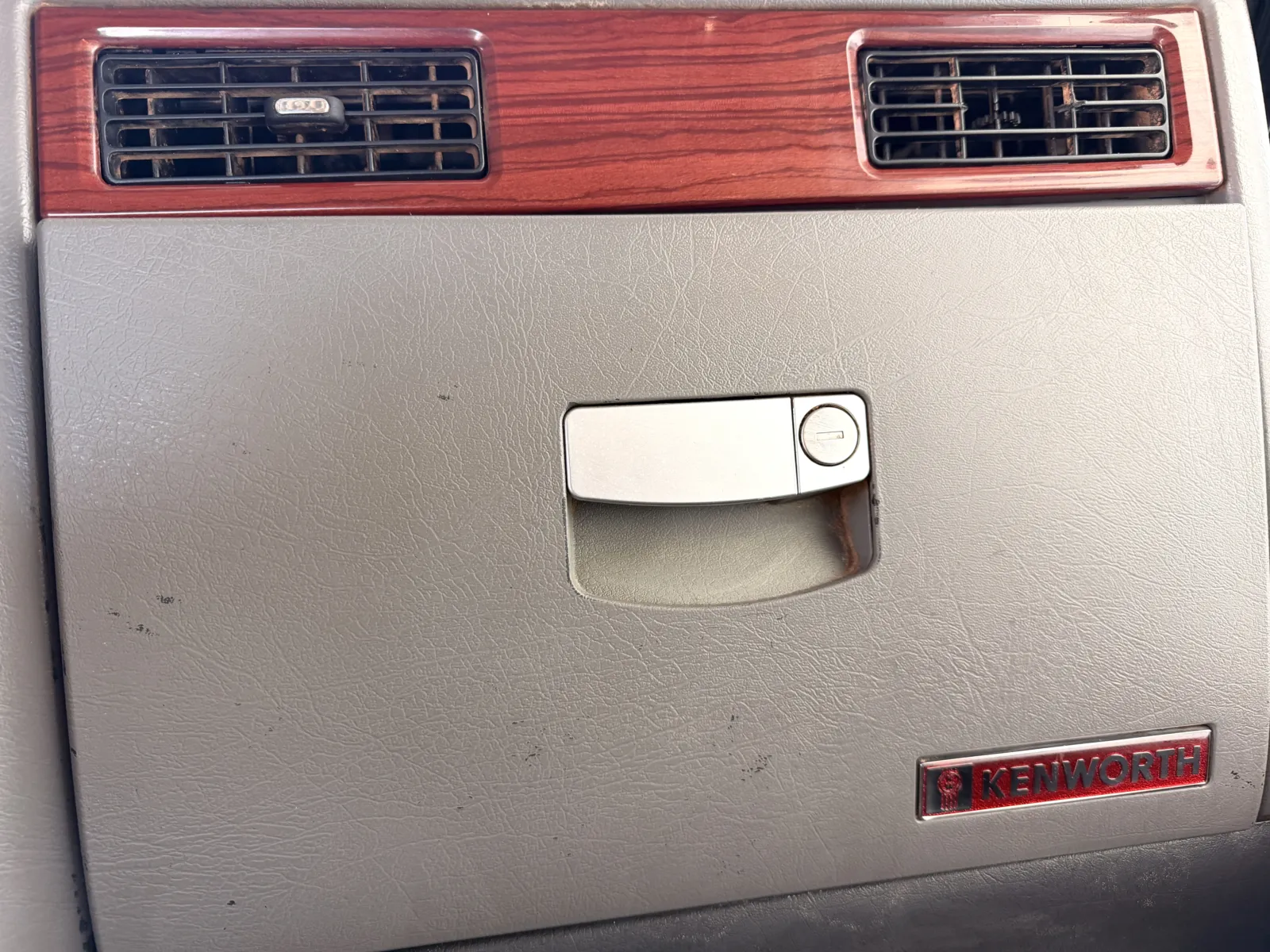 2009 Kenworth T800 - image 19