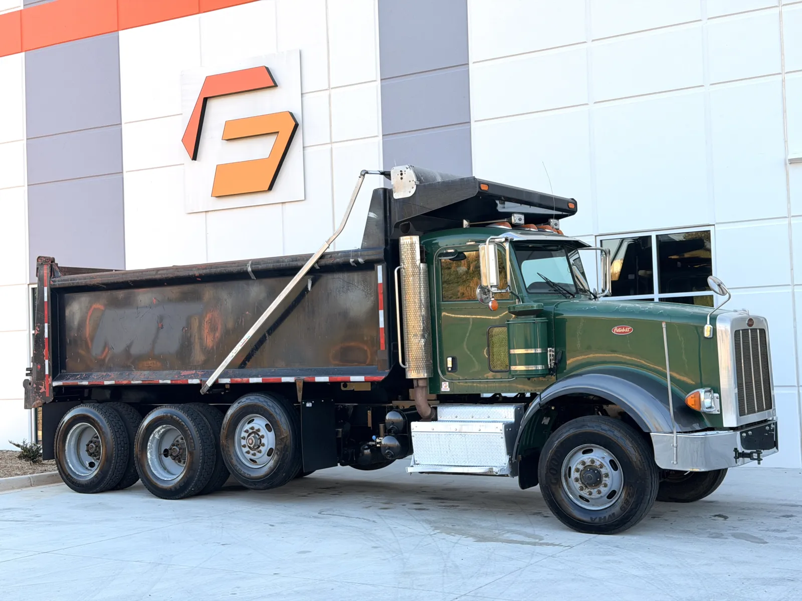 2011 Peterbilt - image 2