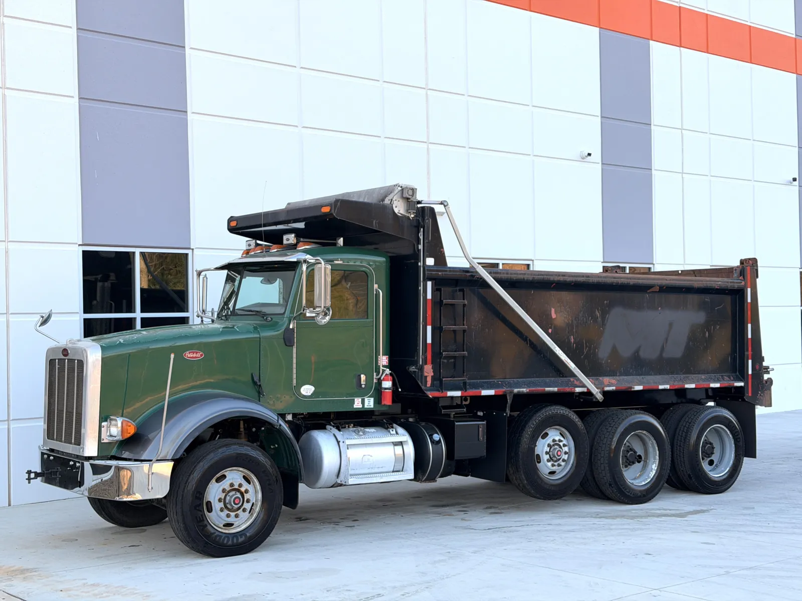 2011 Peterbilt - image 3