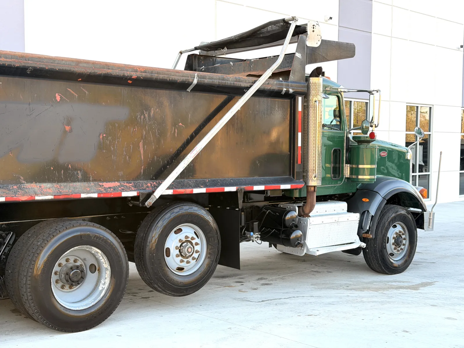 2011 Peterbilt - image 8