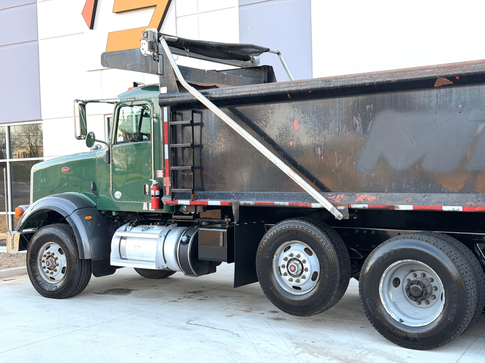 2011 Peterbilt - image 9