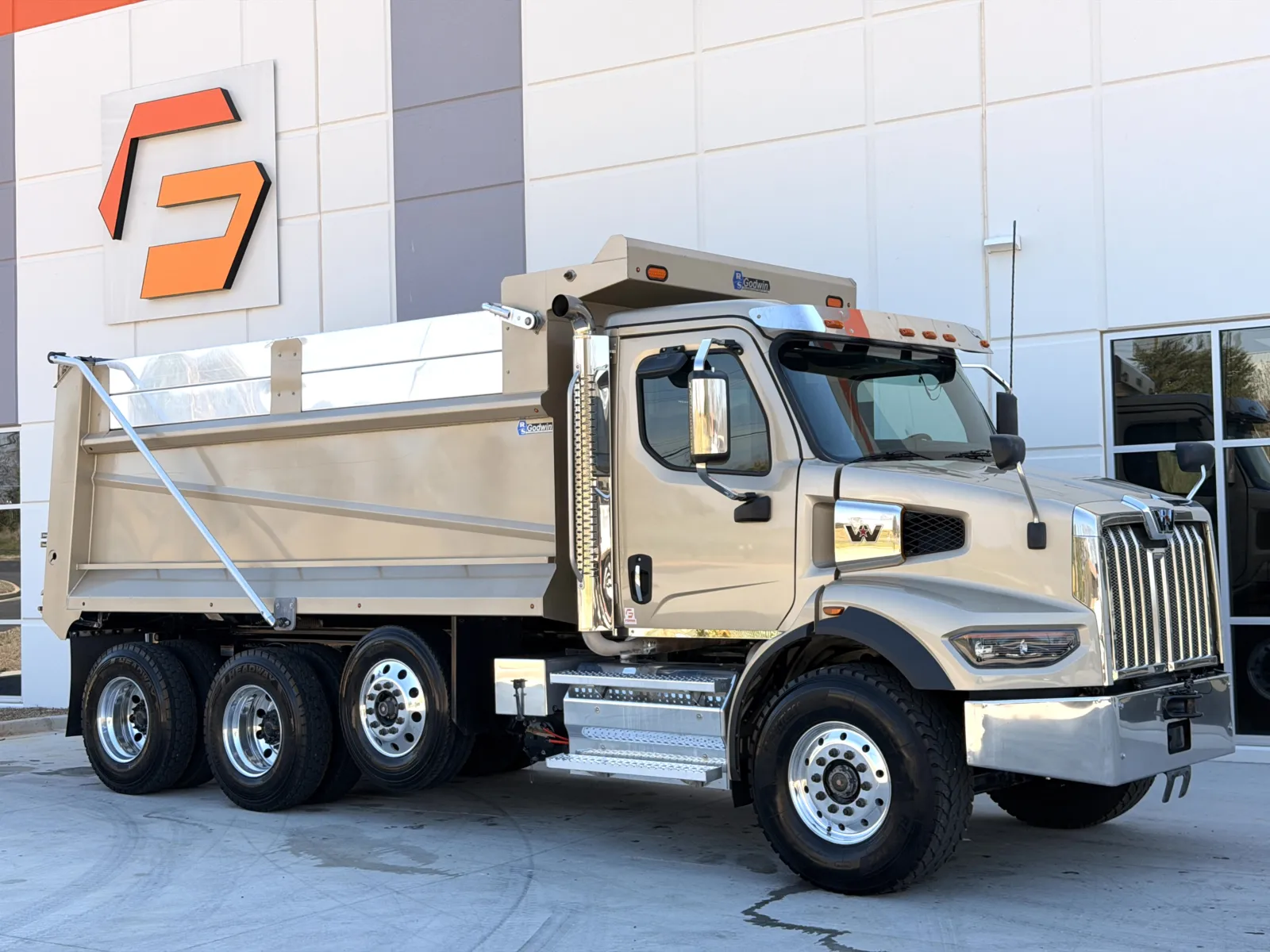 2024 Western Star 4700 - image 2