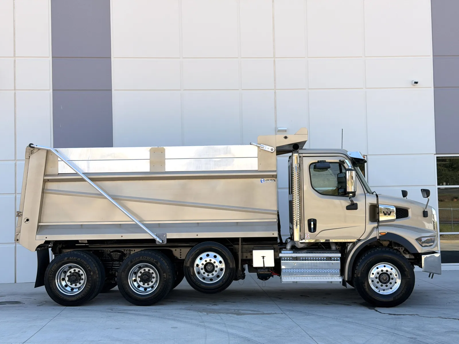 2024 Western Star 4700 - image 4