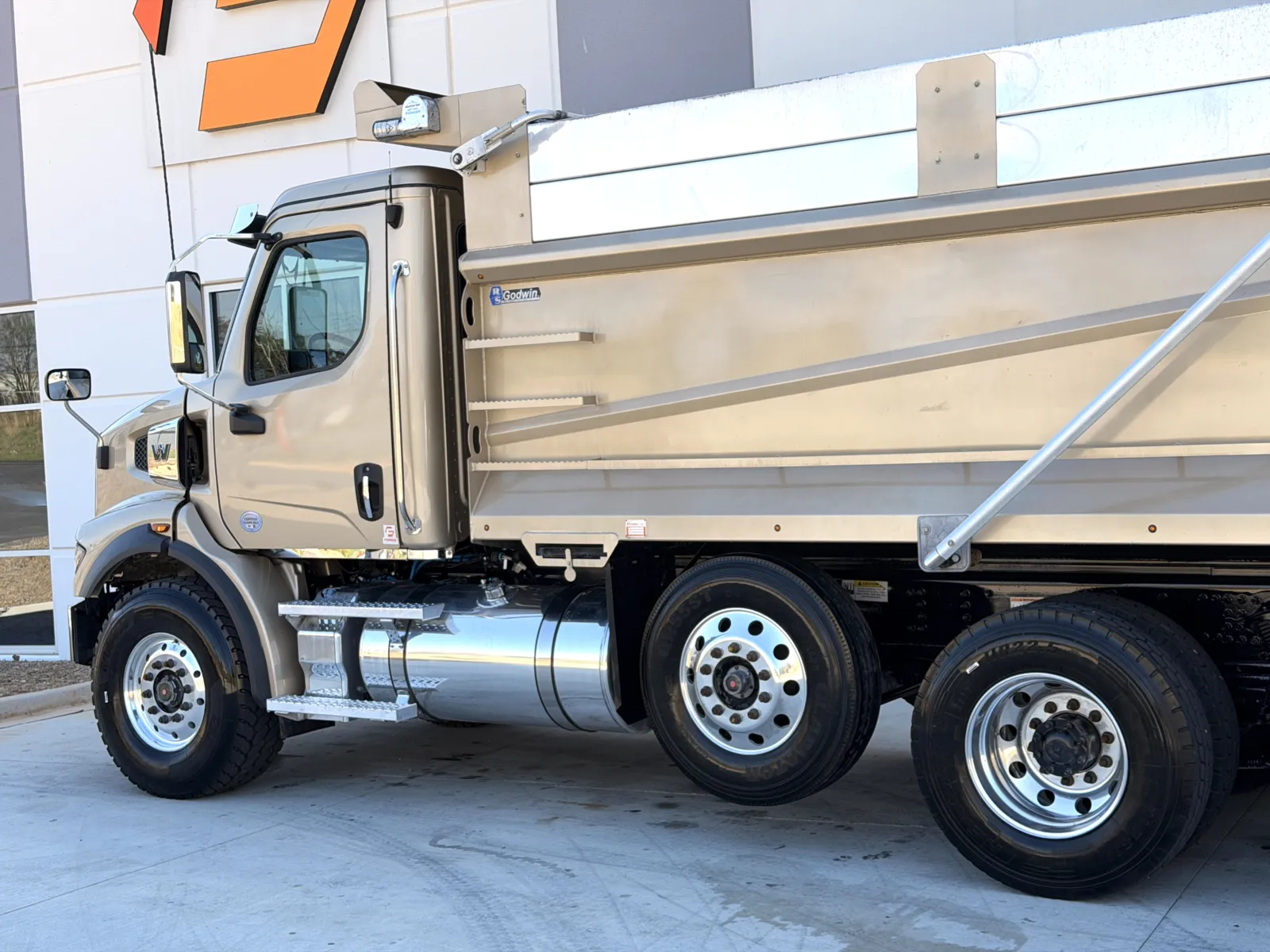 2024 Western Star 4700 - image 9