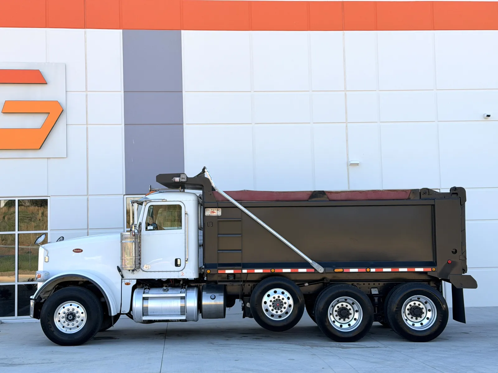 2016 Peterbilt - image 5