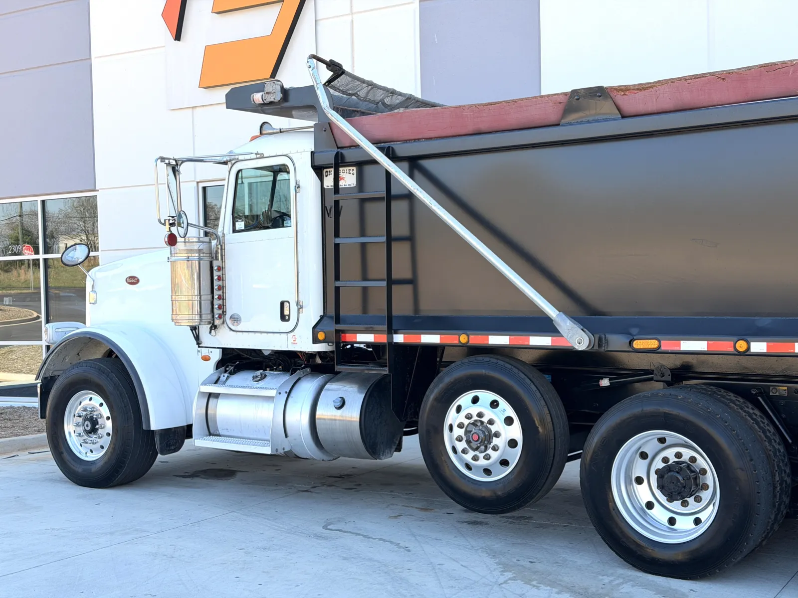 2016 Peterbilt - image 9