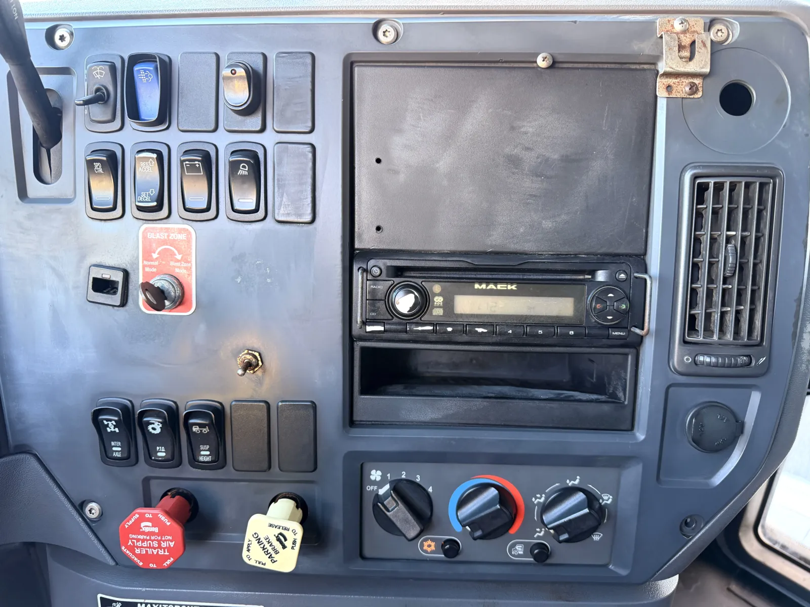 2013 Mack - image 19