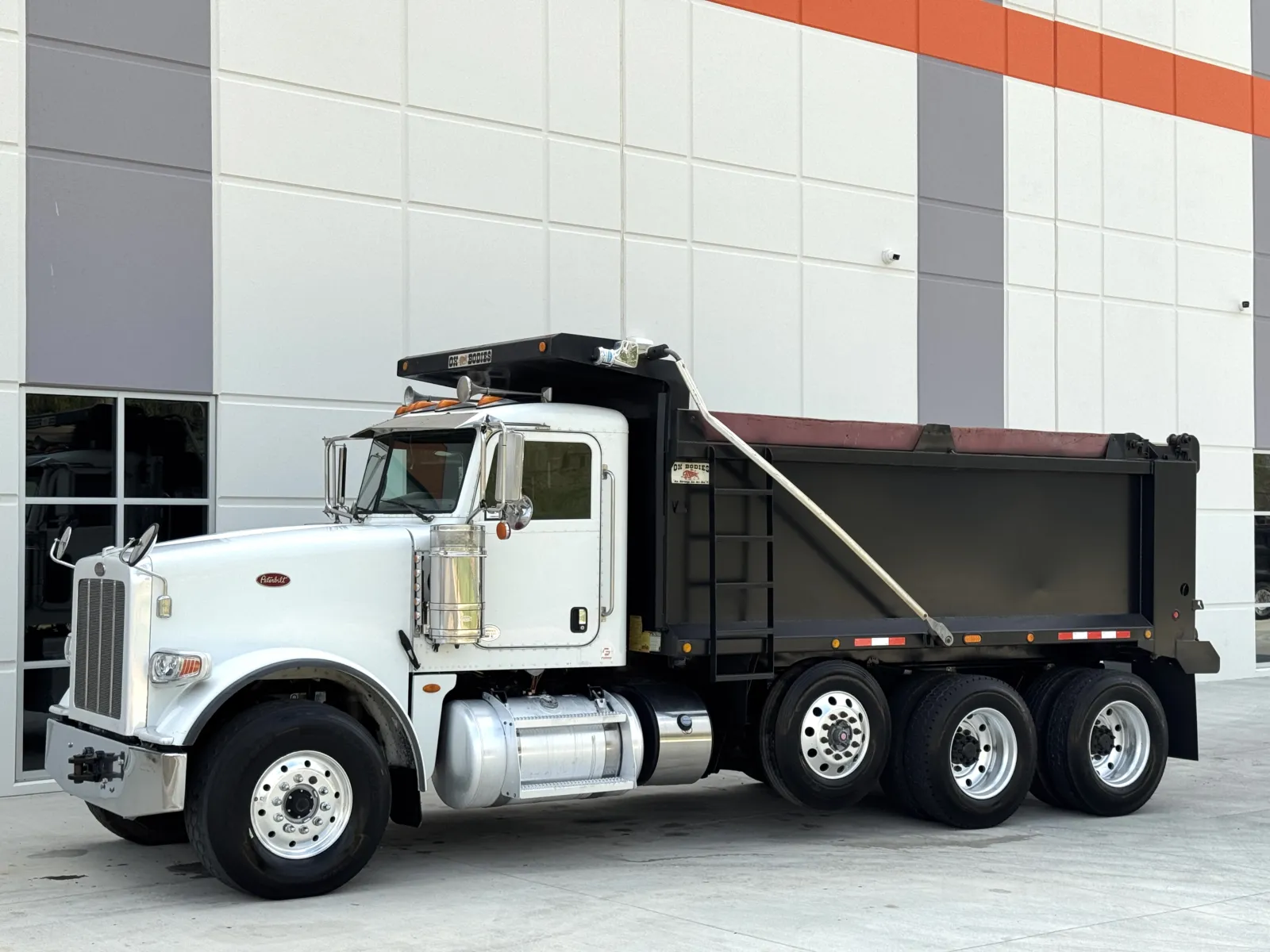 2016 Peterbilt - image 3