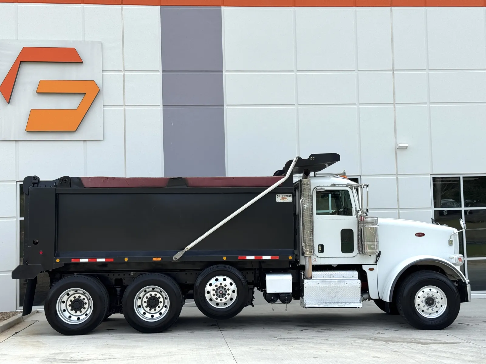 2016 Peterbilt - image 4