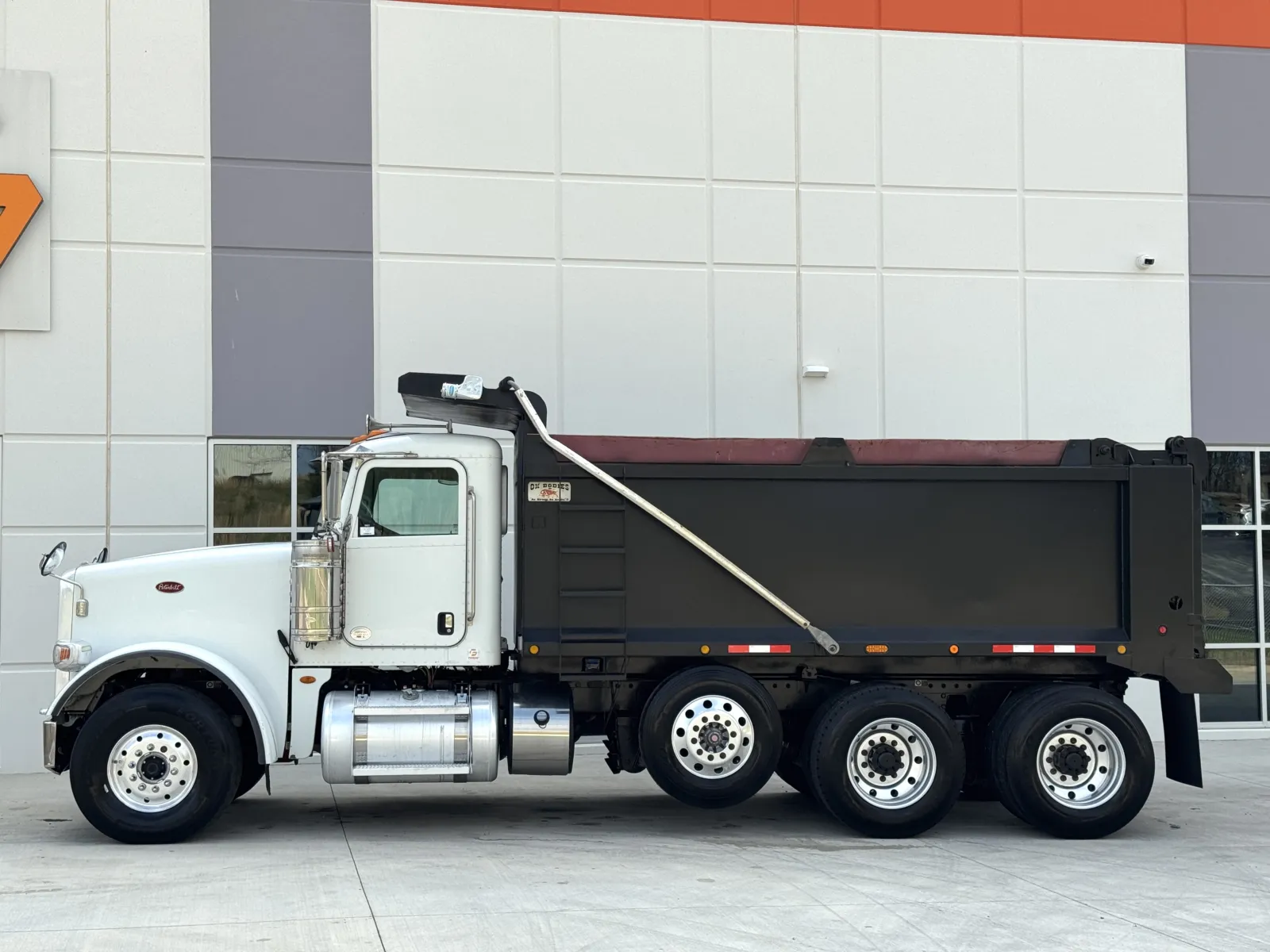 2016 Peterbilt - image 5