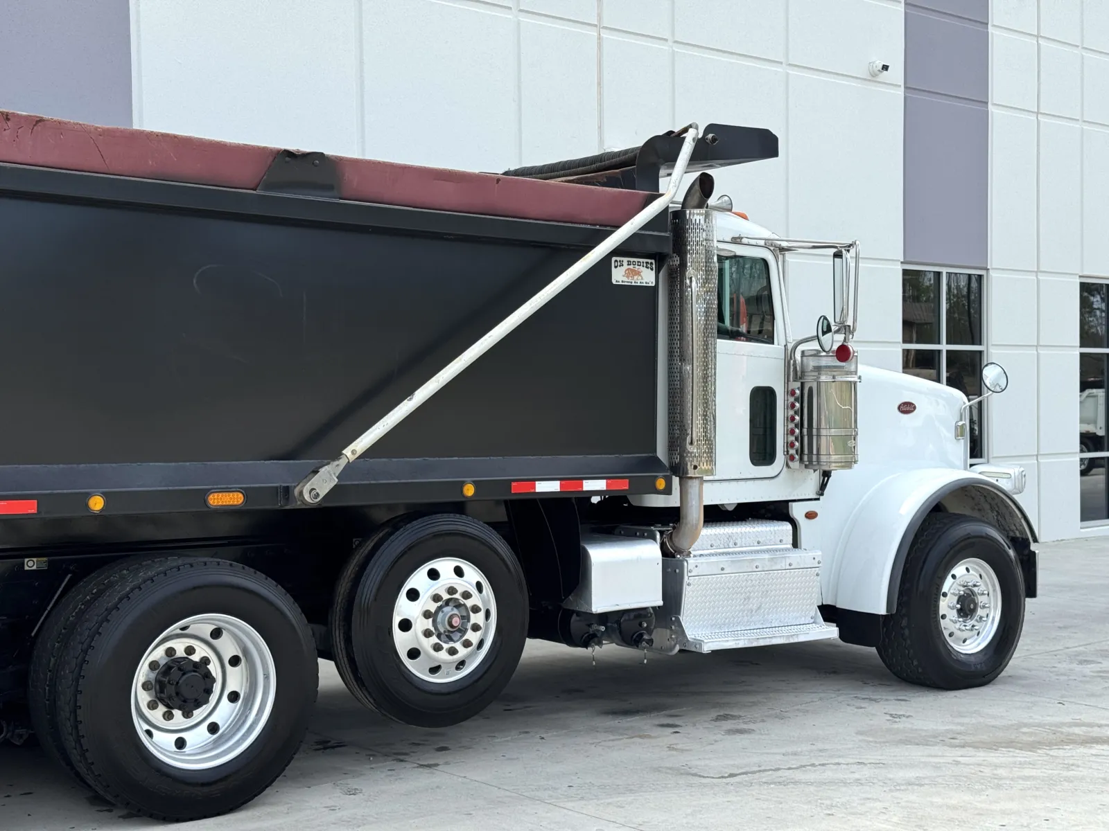 2016 Peterbilt - image 8