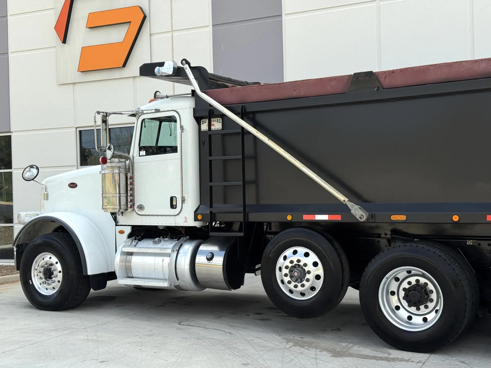 2016 Peterbilt - image 9
