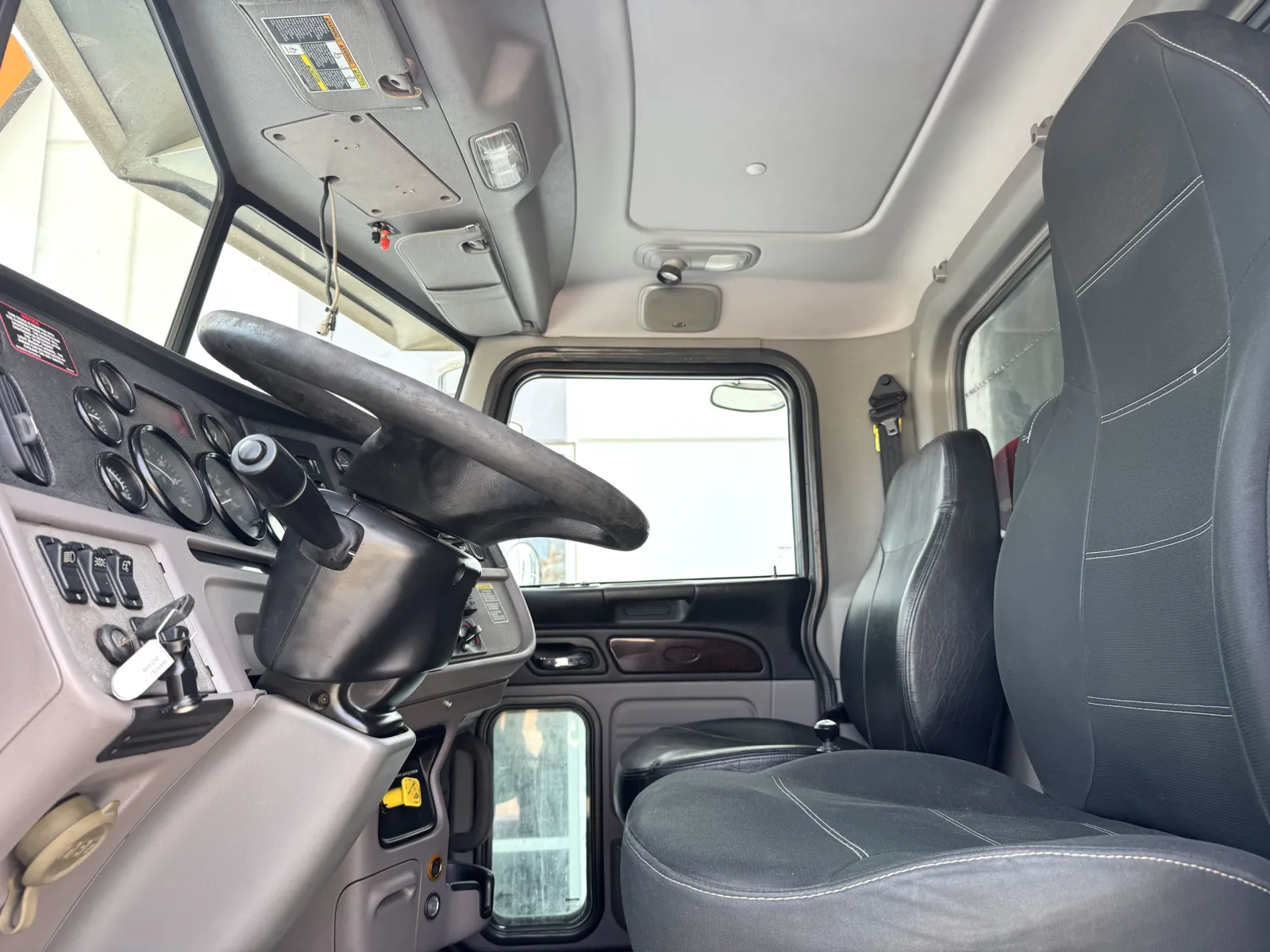 2016 Peterbilt - image 15