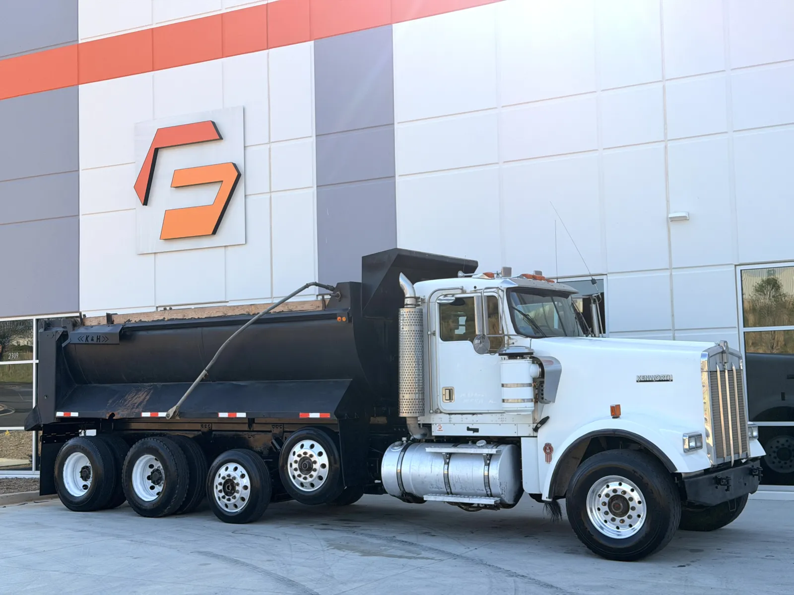 2001 Kenworth W900 - image 2