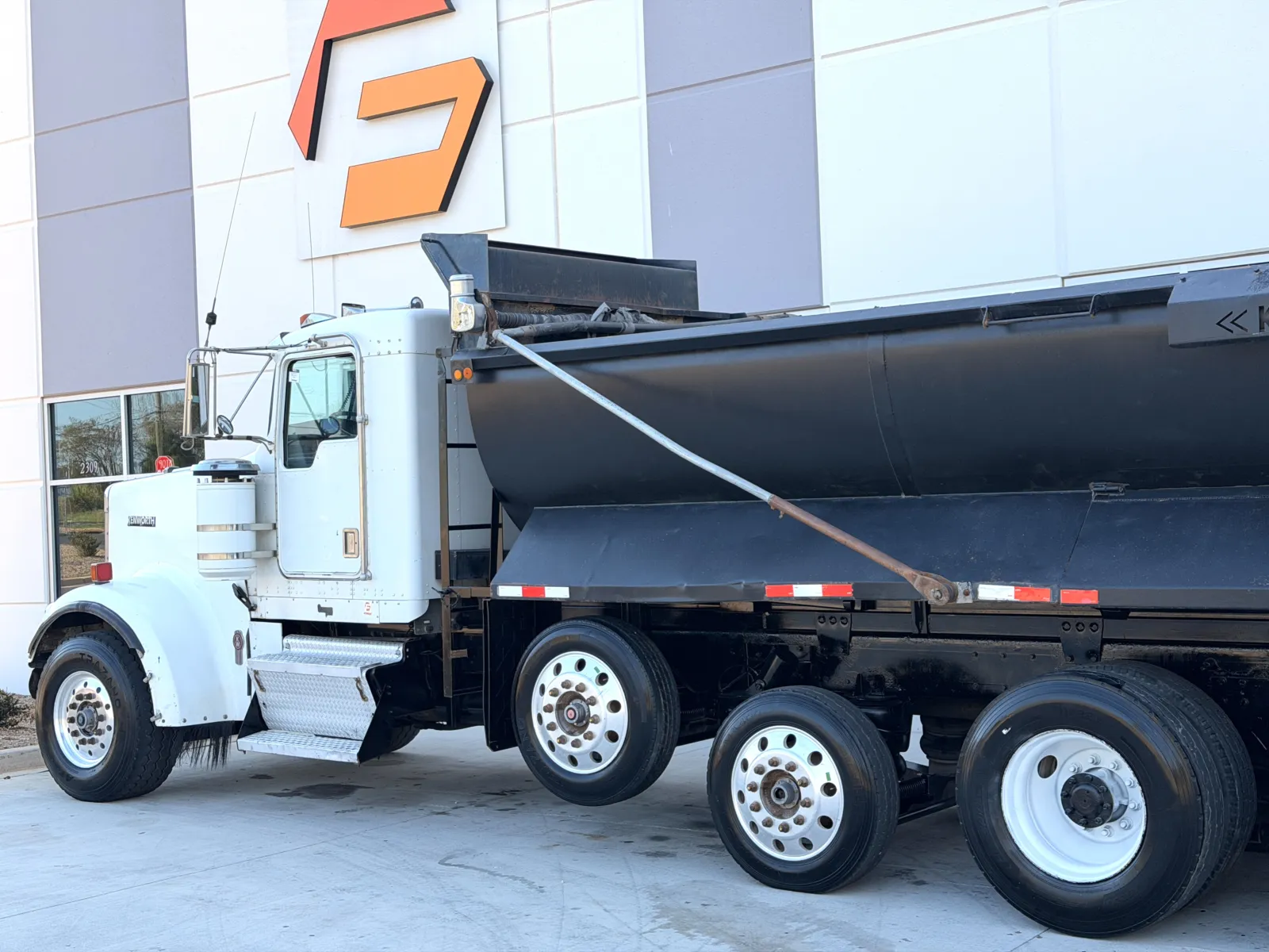 2001 Kenworth W900 - image 9