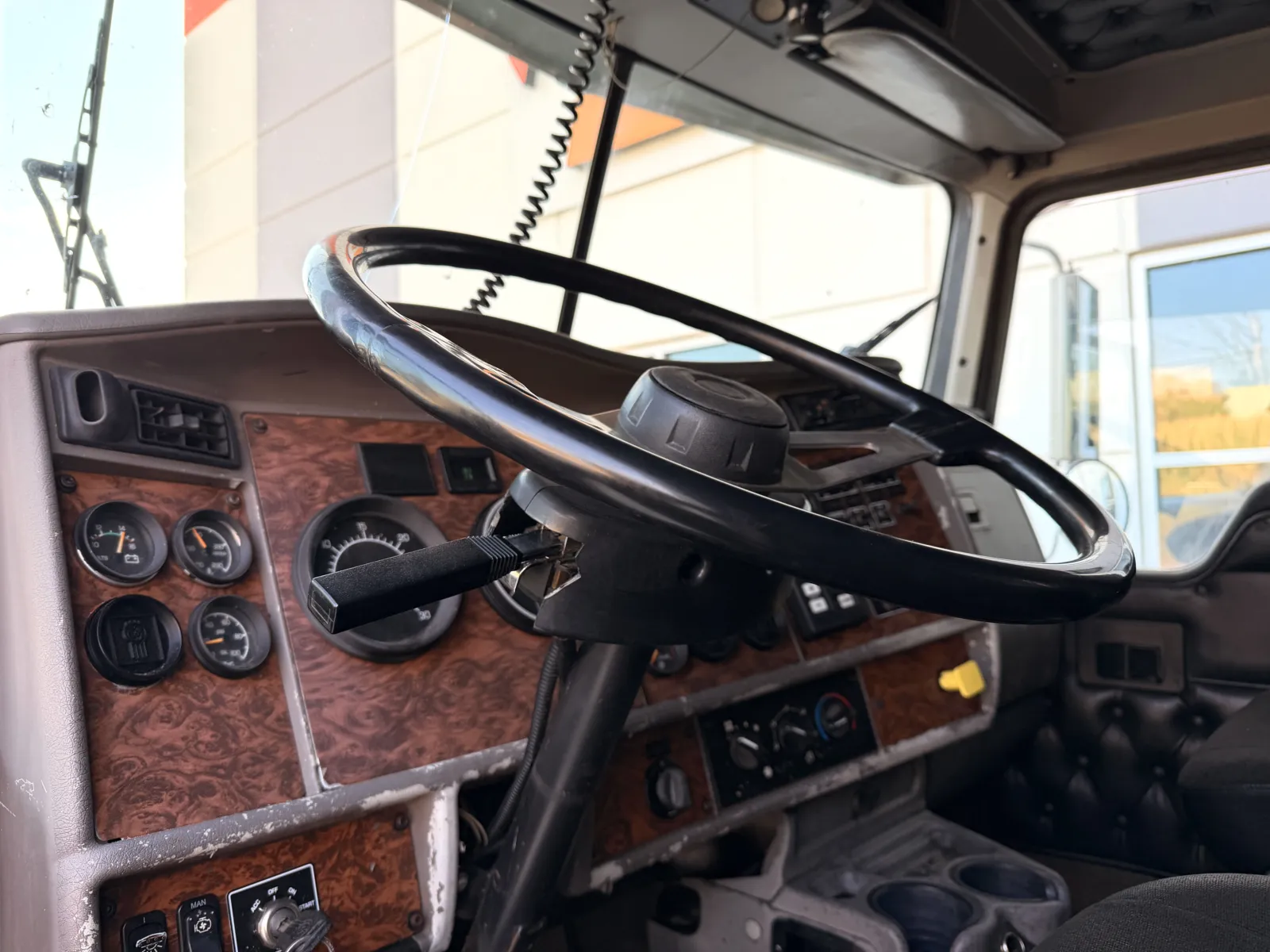 2001 Kenworth W900 - image 16