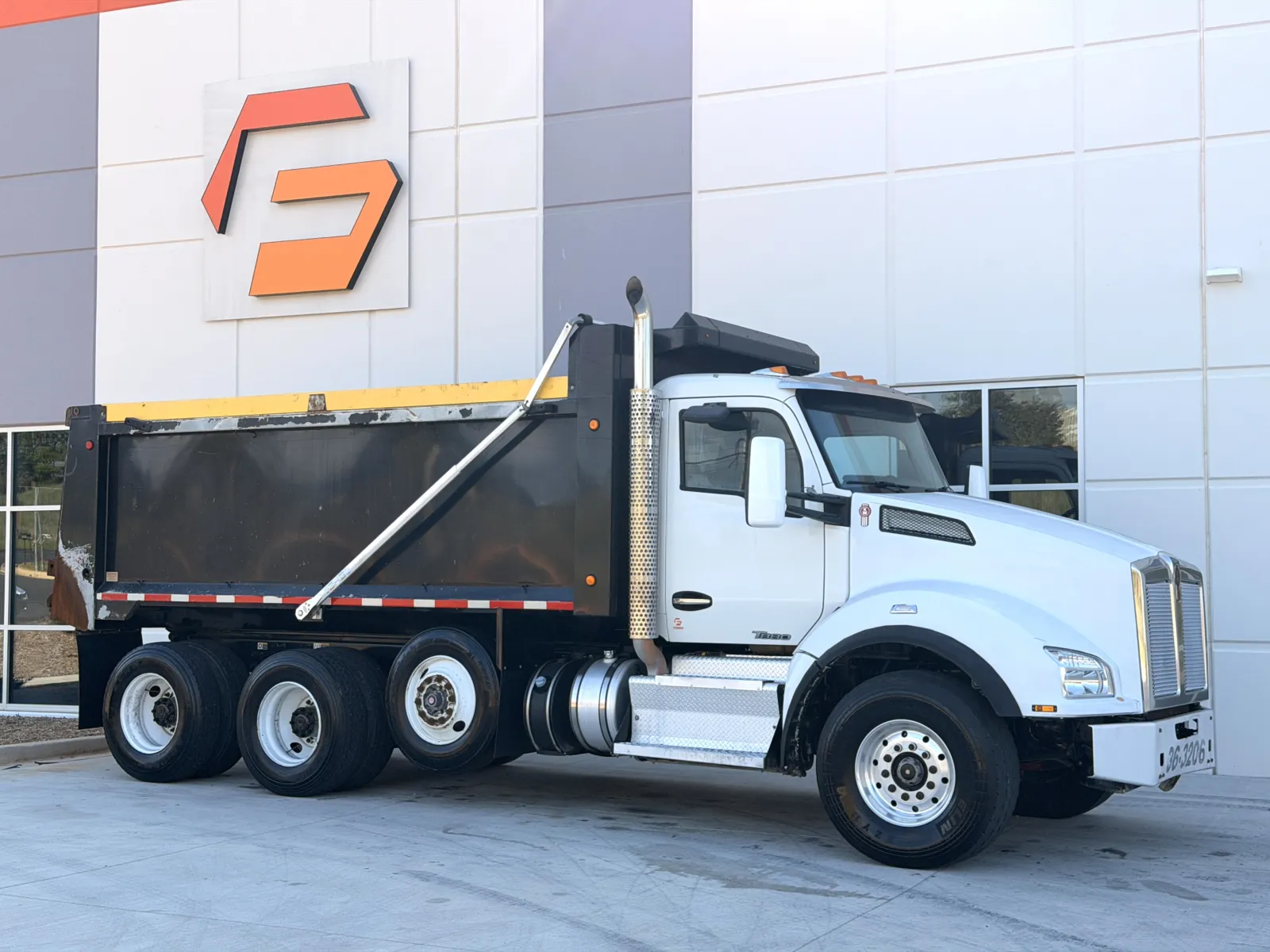 2016 Kenworth T880 - image 2