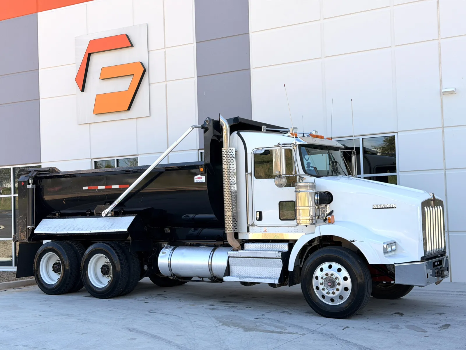 2019 Kenworth T800 - image 2