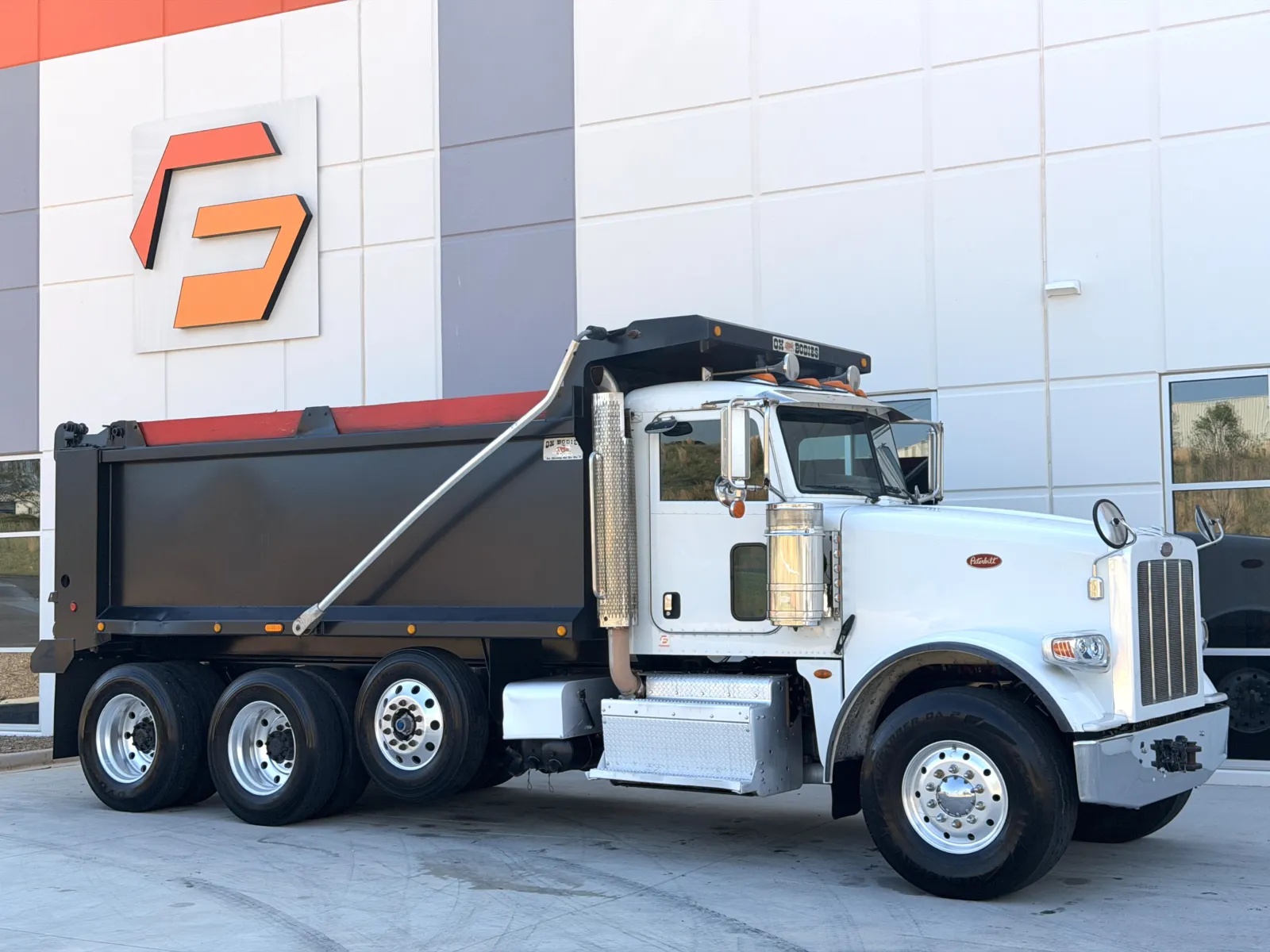 2016 Peterbilt - image 2