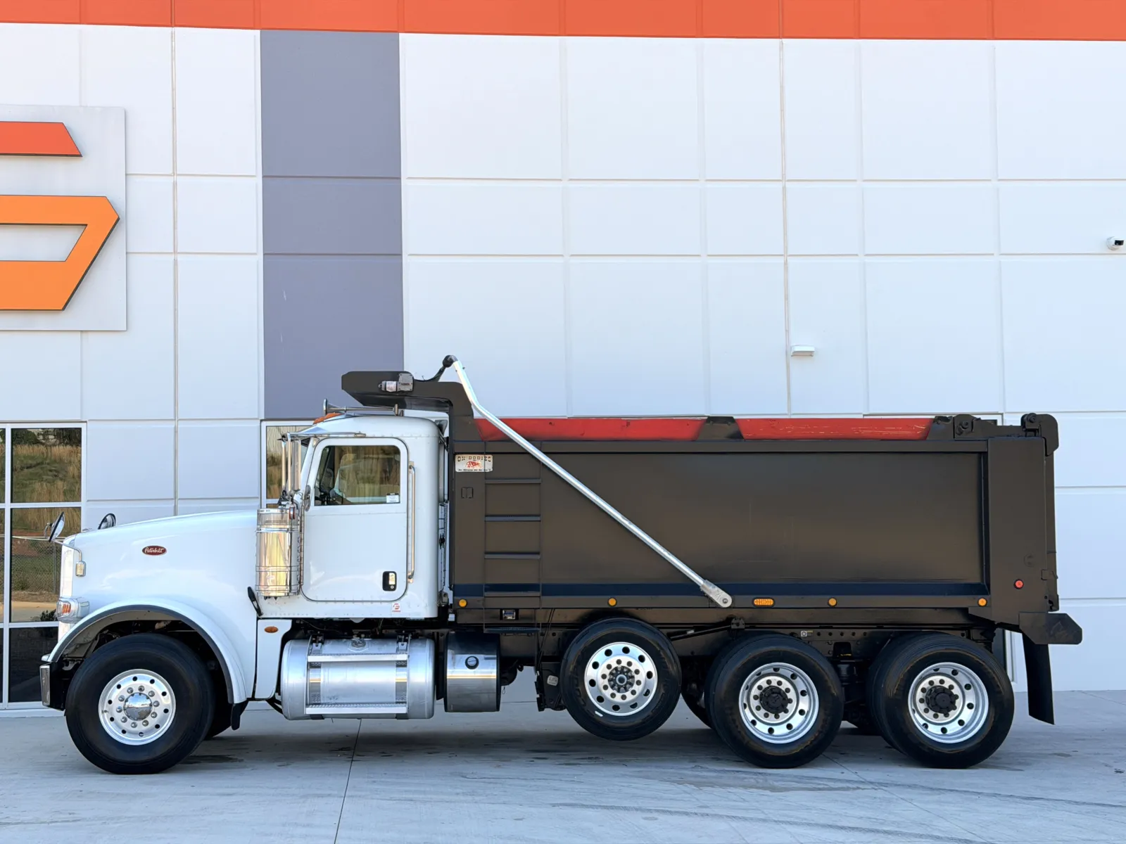 2016 Peterbilt - image 5