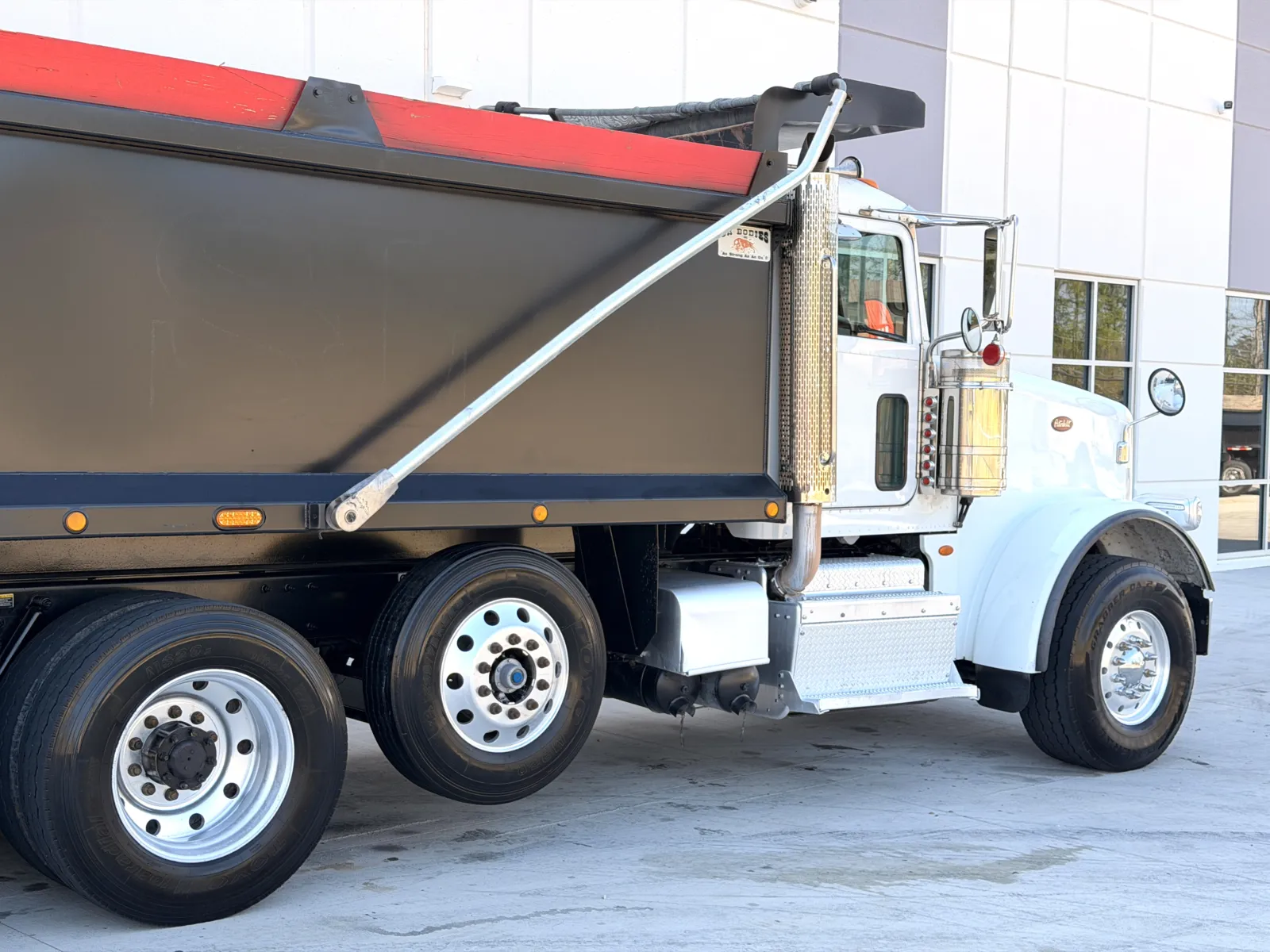 2016 Peterbilt - image 8