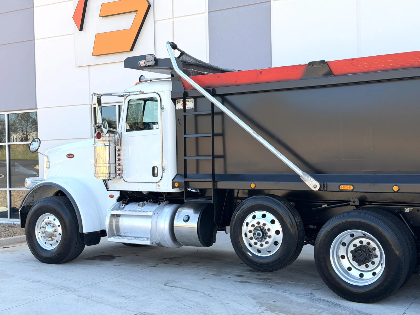 2016 Peterbilt - image 9