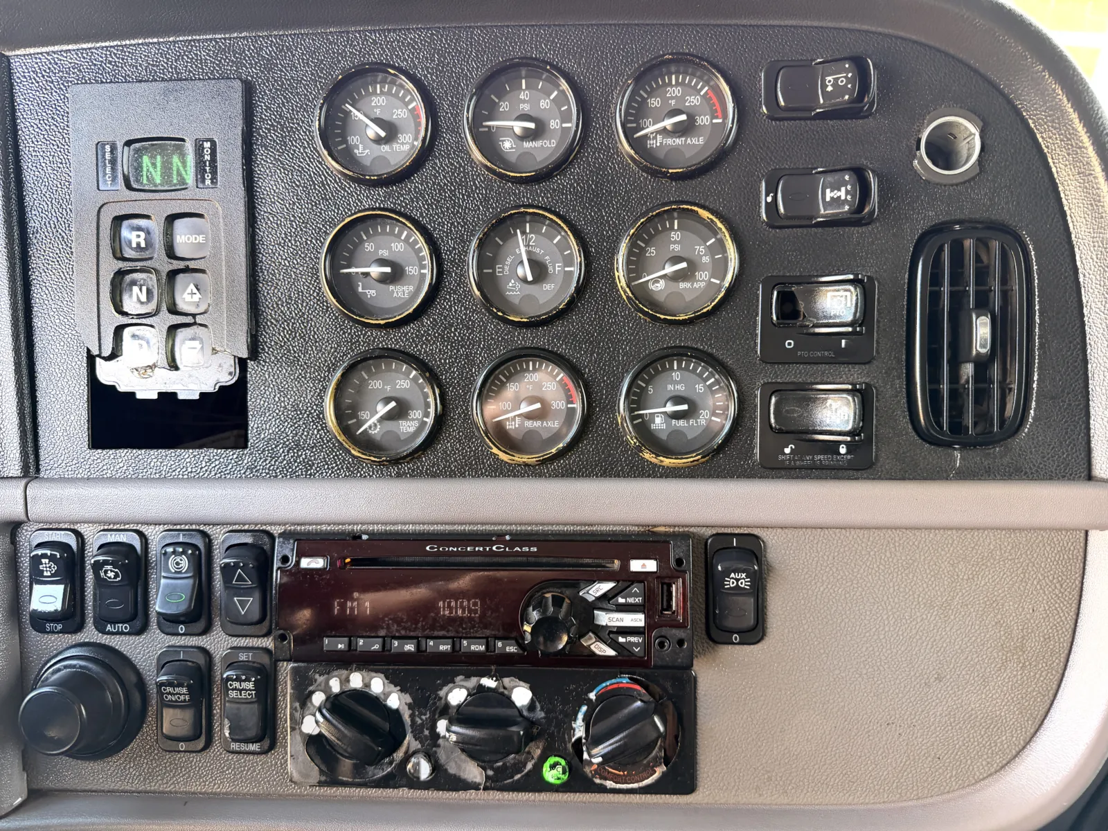 2016 Peterbilt - image 19