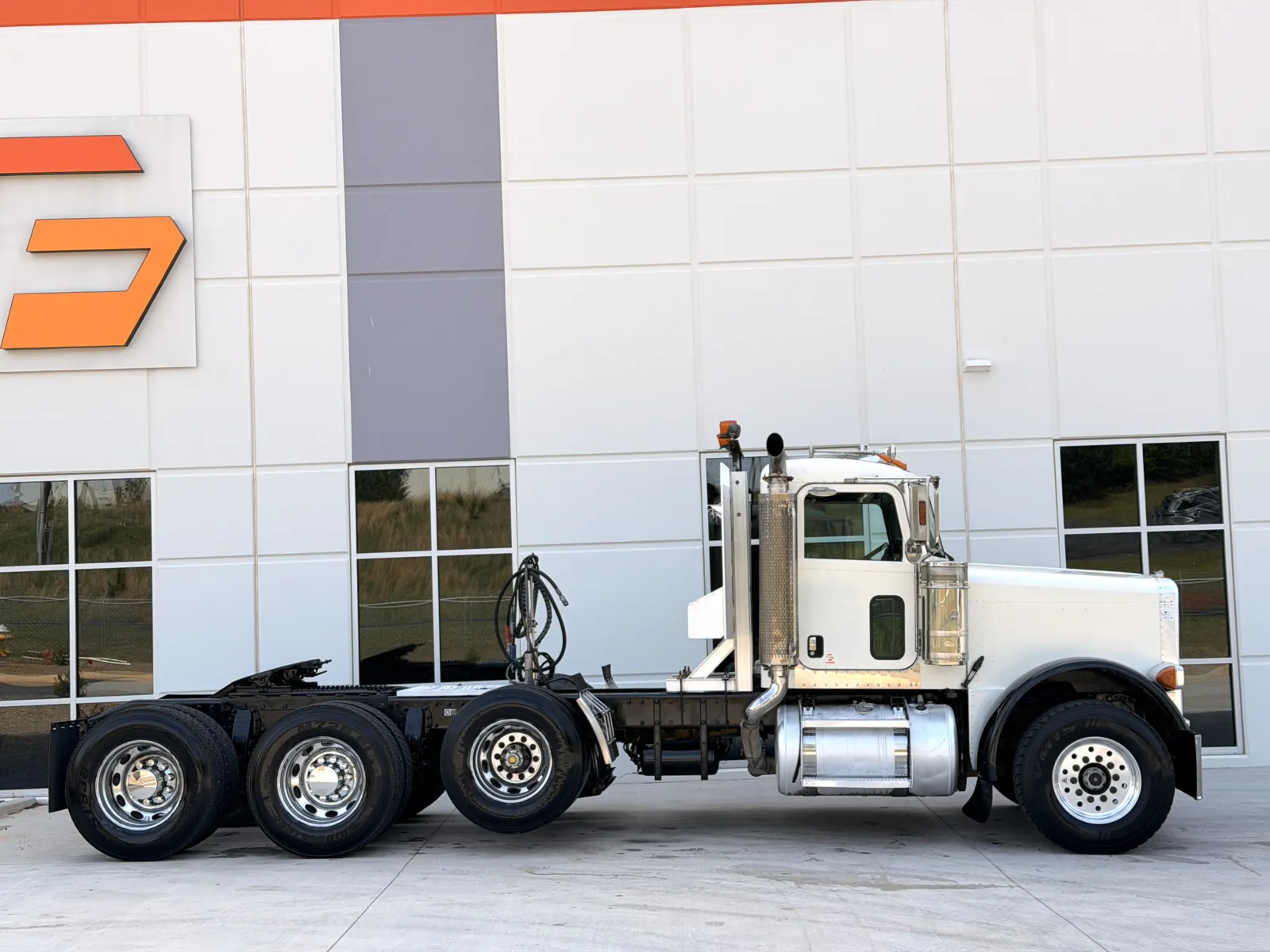 2006 Peterbilt - image 3