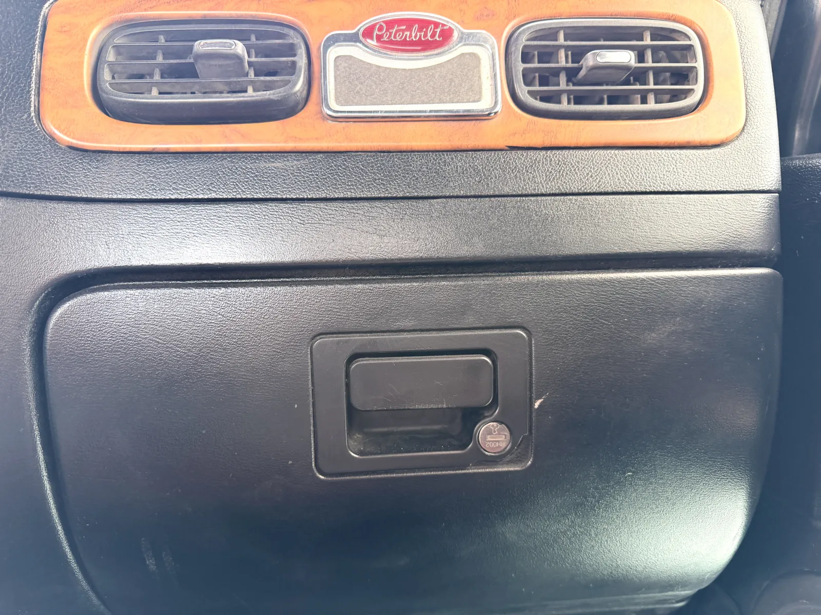 2006 Peterbilt - image 19