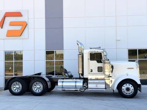 Another view of 2005 KENWORTH W900 for sale in Greer, SC at Forge Truck Centers - South Carolina