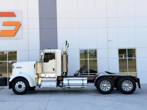 More photos of 2005 KENWORTH W900 at Forge Truck Centers - South Carolina, SC