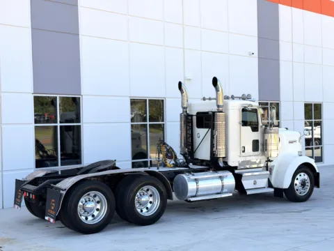 More photos of 2005 KENWORTH W900 at Forge Truck Centers - South Carolina, SC
