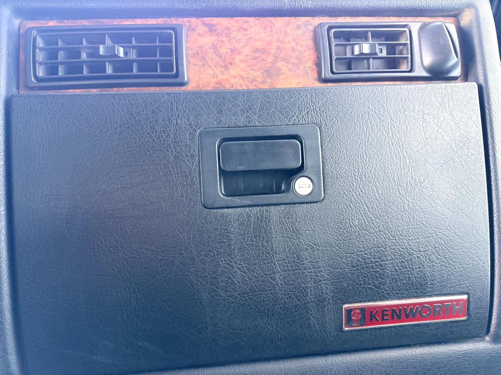 2005 Kenworth W900 - image 19