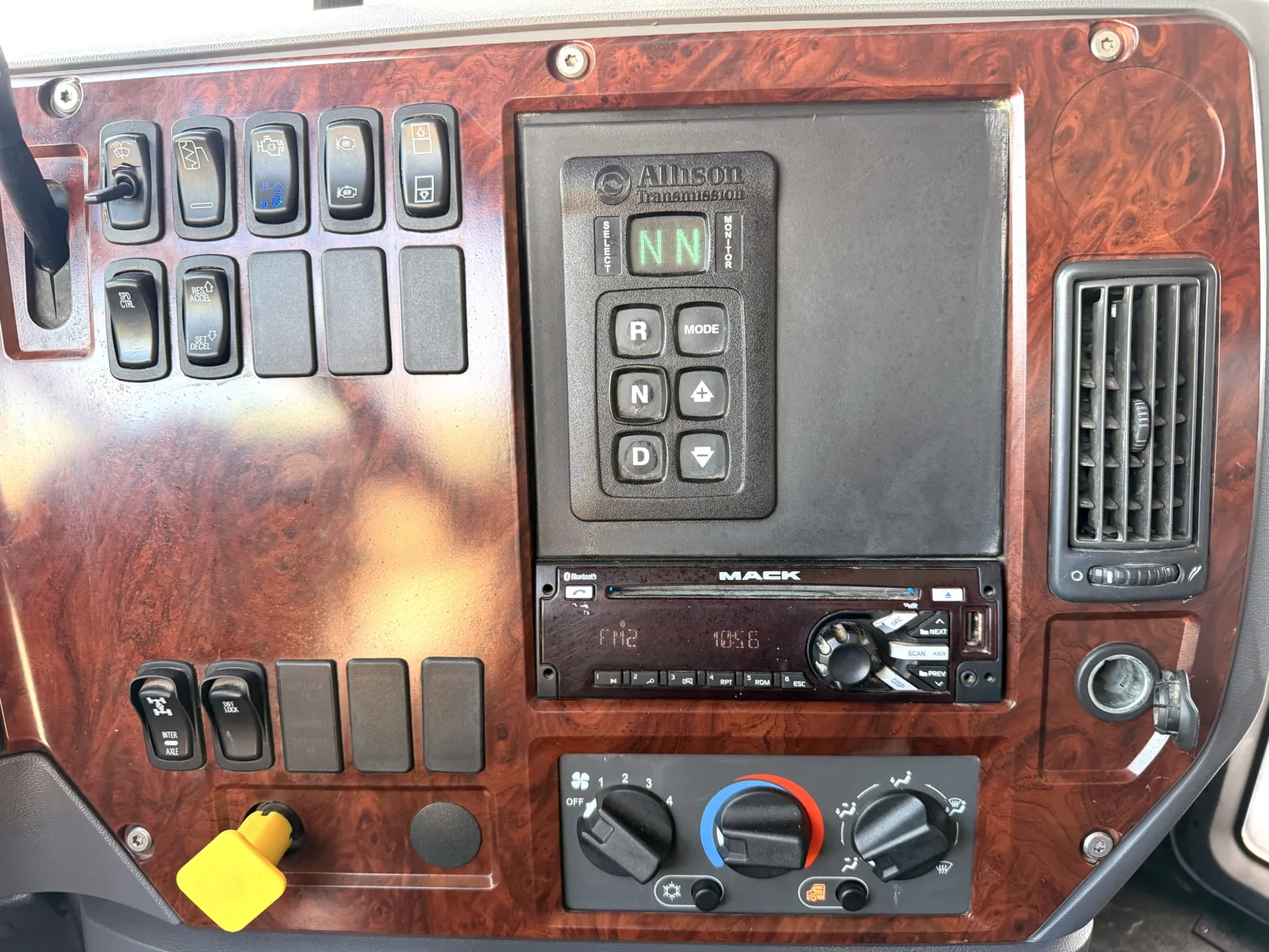 2017 Mack - image 19