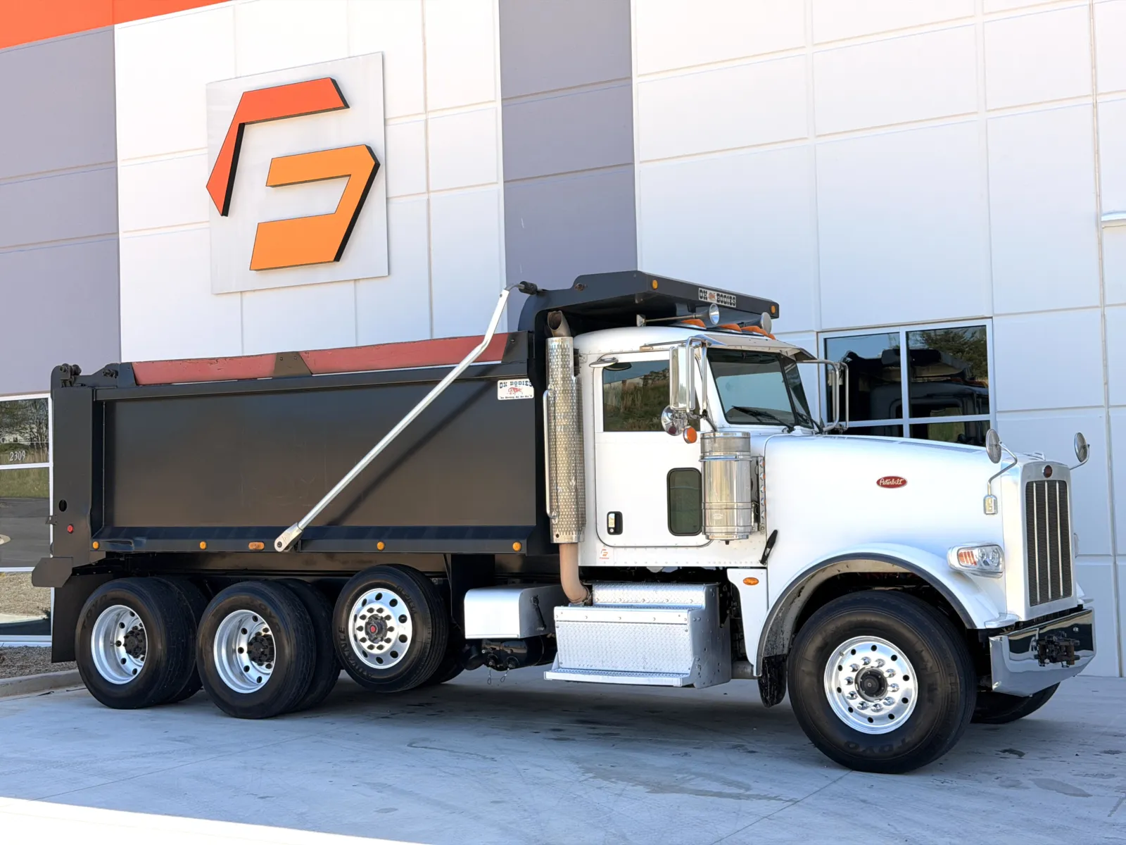 2016 Peterbilt - image 2